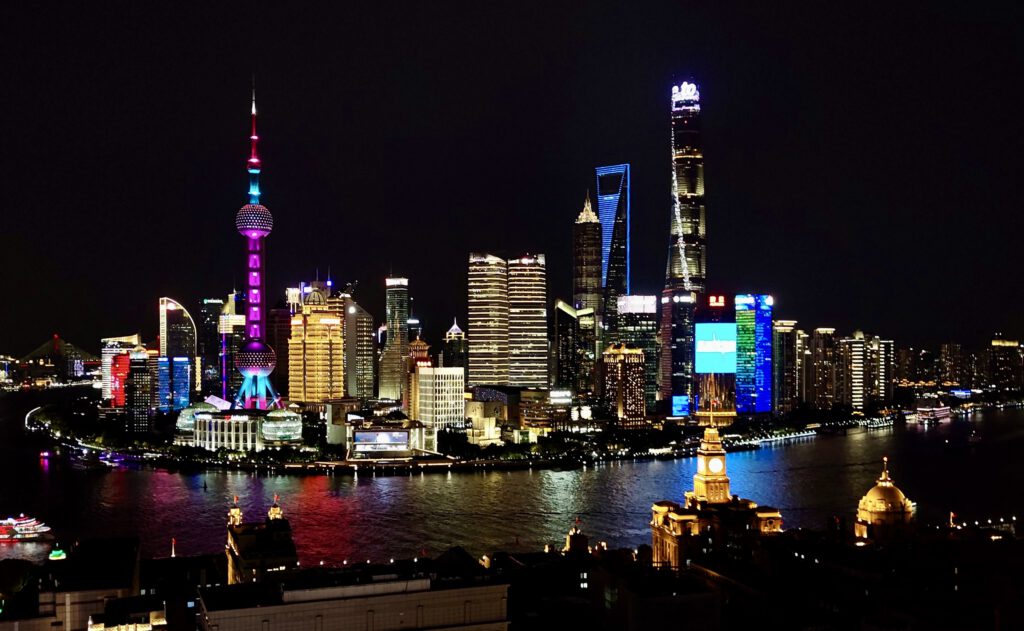 Die Skyline von Shanghai bei Nacht